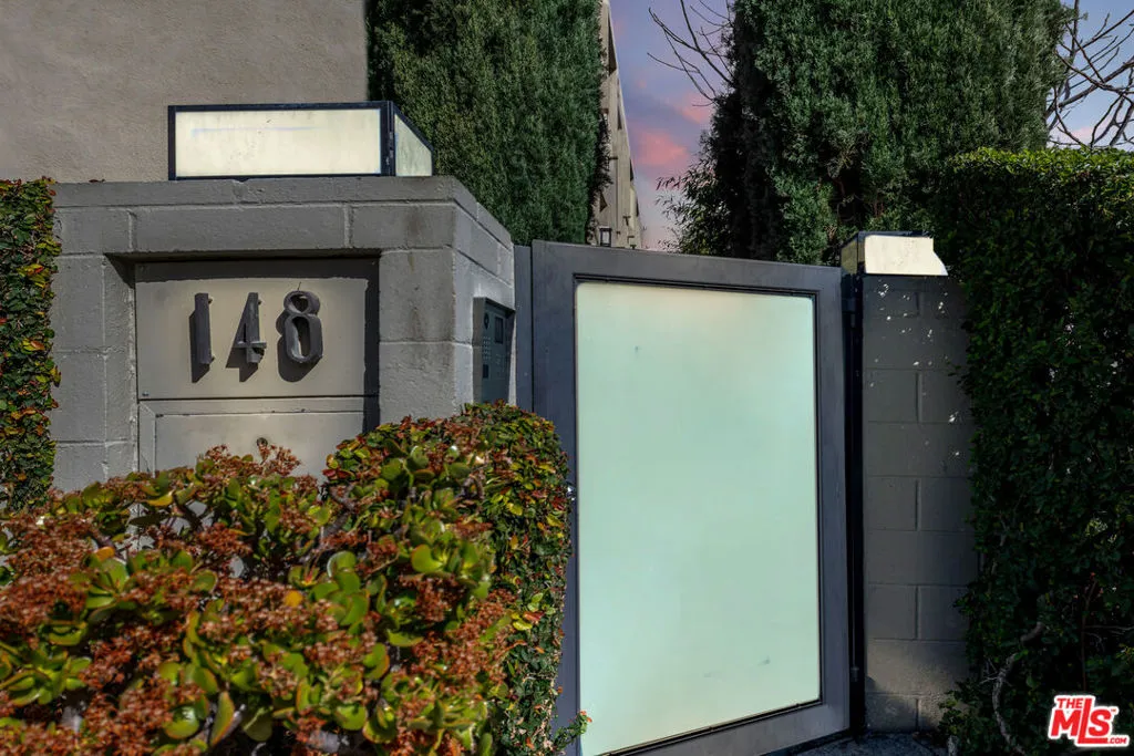 Beverly Hills, California 90212, United States, 3 Bedrooms Bedrooms, ,3 BathroomsBathrooms,Residential,Active,86746