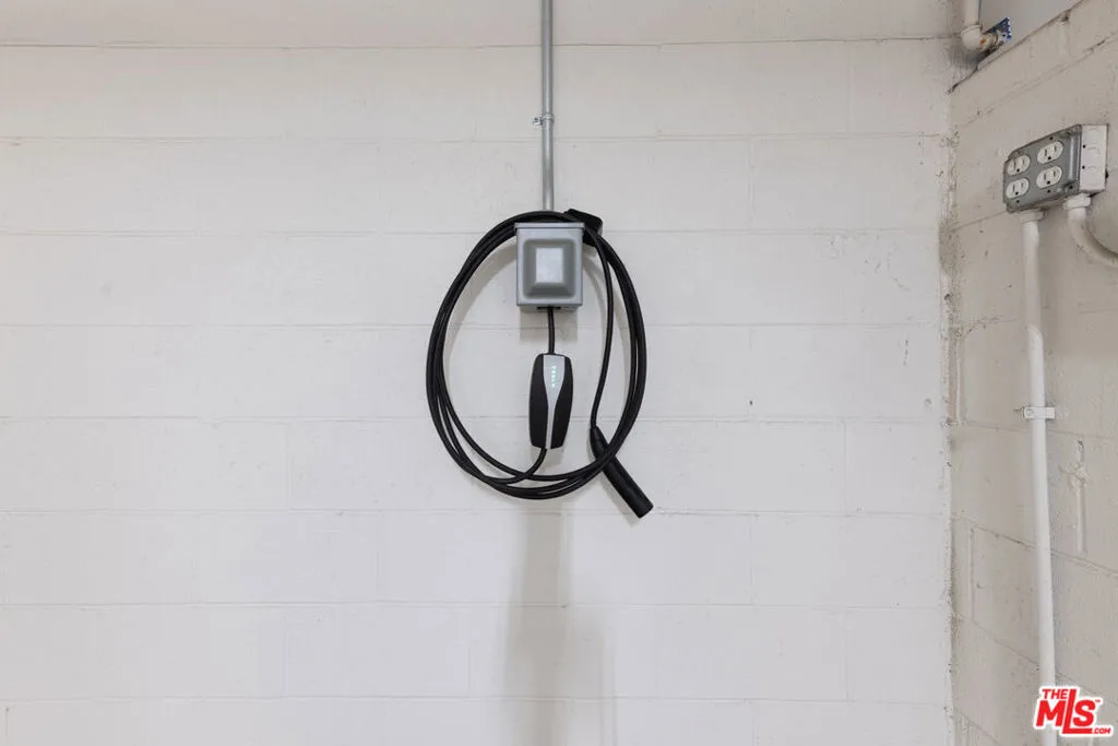 Beverly Hills, California 90212, United States, 3 Bedrooms Bedrooms, ,3 BathroomsBathrooms,Residential,Active,86746