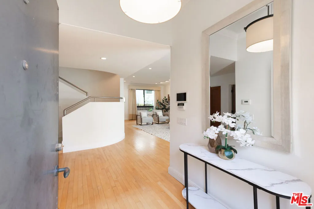 Beverly Hills, California 90212, United States, 3 Bedrooms Bedrooms, ,3 BathroomsBathrooms,Residential,Active,86746