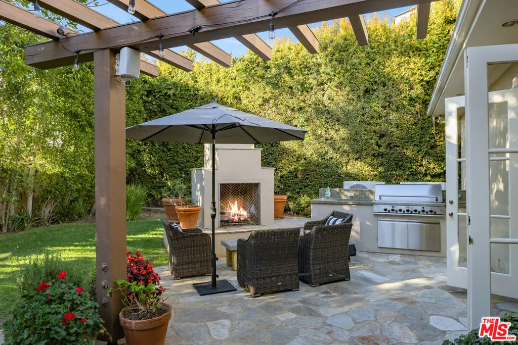 Los Angeles, California 90049, United States, 4 Bedrooms Bedrooms, ,4 BathroomsBathrooms,Residential,Active,78646