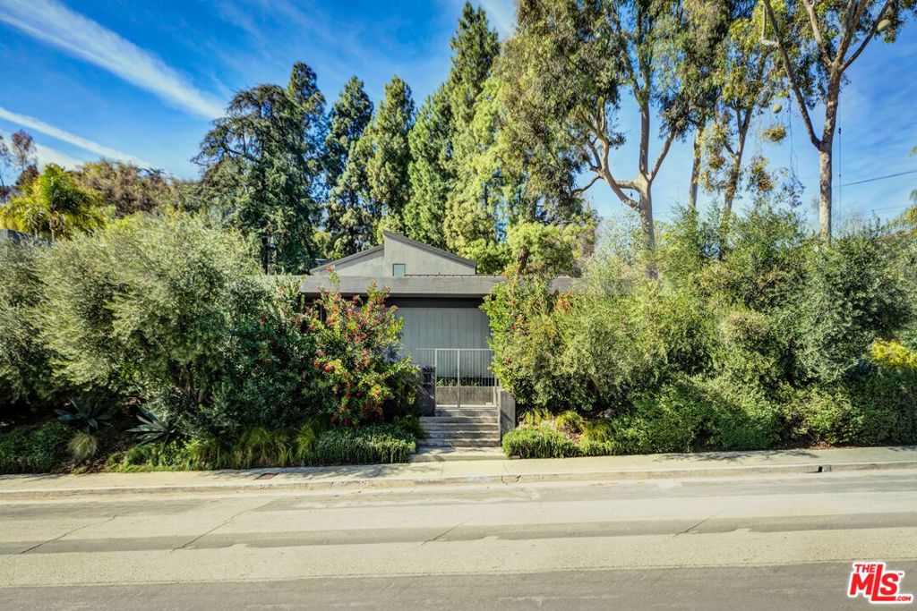 Properties 1 1933 Redcliff Street