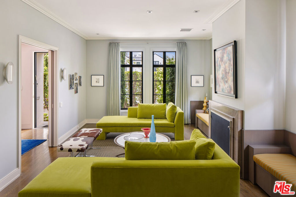 Properties 3 434 N Mansfield Avenue