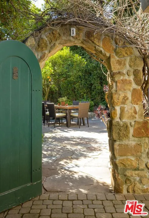 Santa Barbara, California 93108, United States, 2 Bedrooms Bedrooms, ,2 BathroomsBathrooms,Residential,Active,81849