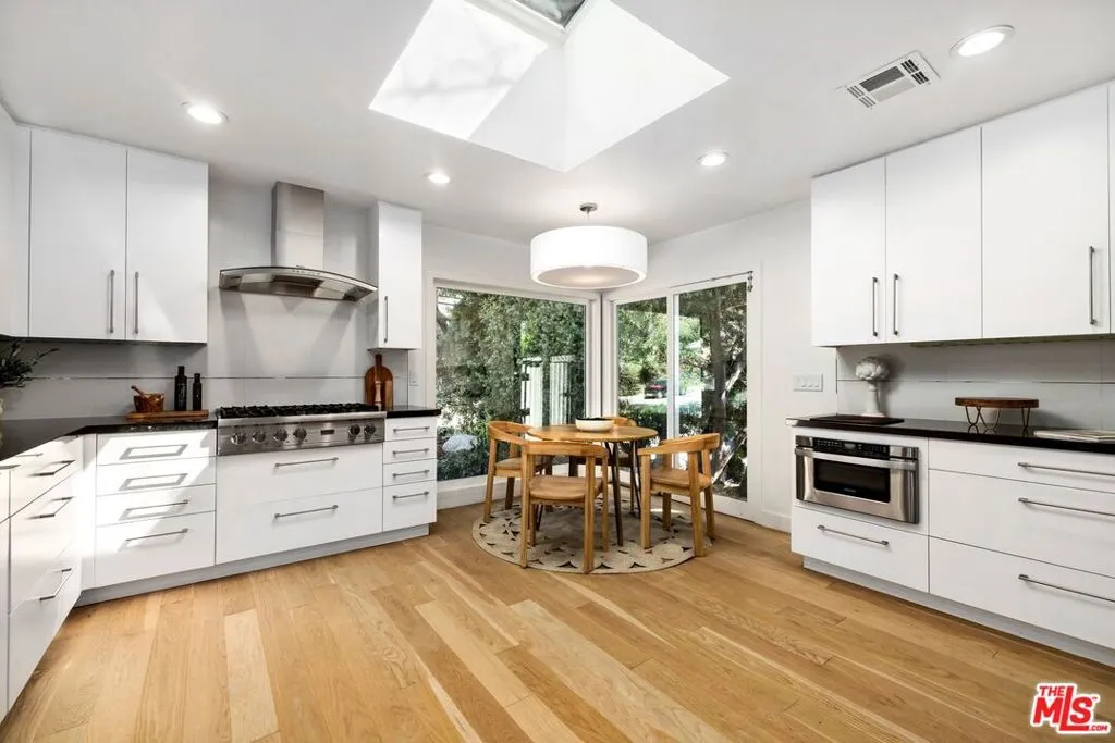 Los Angeles, California 90049, United States, 5 Bedrooms Bedrooms, ,6 BathroomsBathrooms,Residential,Pending,39052