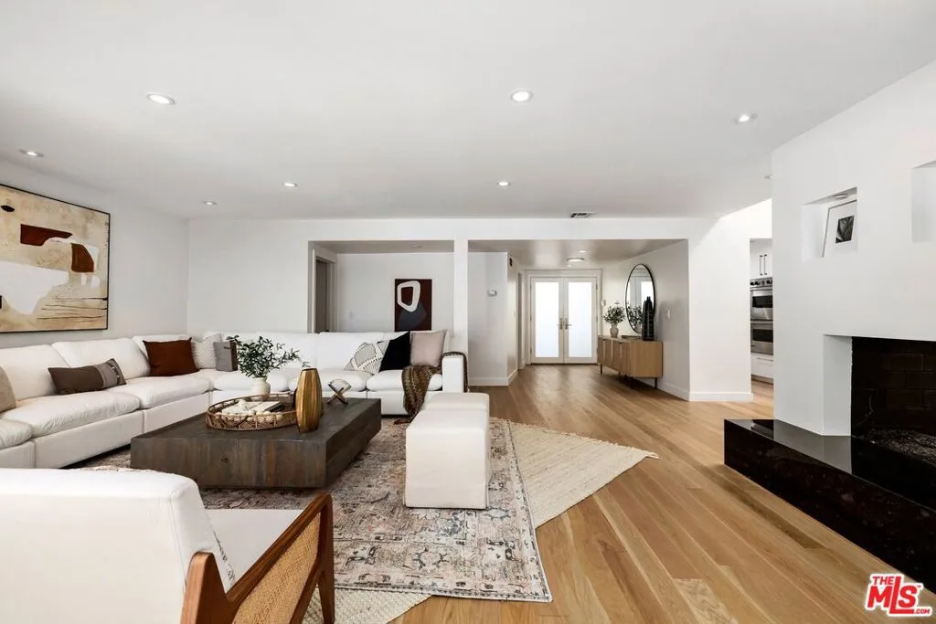 Los Angeles, California 90049, United States, 5 Bedrooms Bedrooms, ,6 BathroomsBathrooms,Residential,Pending,39052