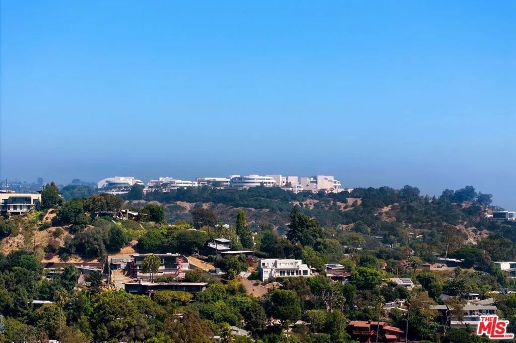 Los Angeles, California 90049, United States, 5 Bedrooms Bedrooms, ,6 BathroomsBathrooms,Residential,Pending,39052