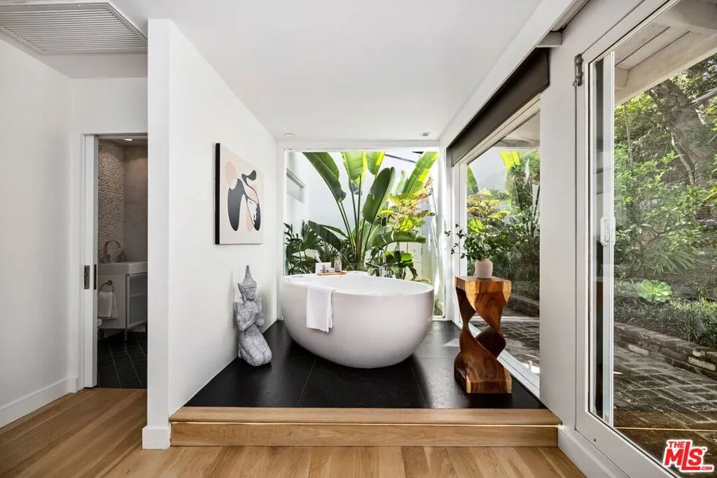 Los Angeles, California 90049, United States, 5 Bedrooms Bedrooms, ,6 BathroomsBathrooms,Residential,Pending,39052