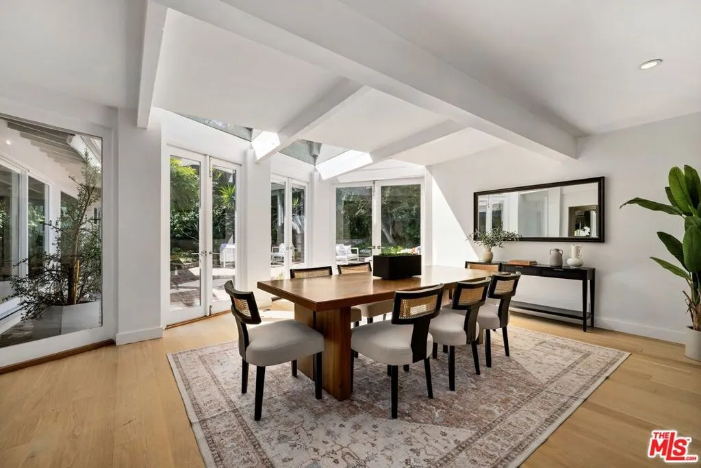 Los Angeles, California 90049, United States, 5 Bedrooms Bedrooms, ,6 BathroomsBathrooms,Residential,Pending,39052