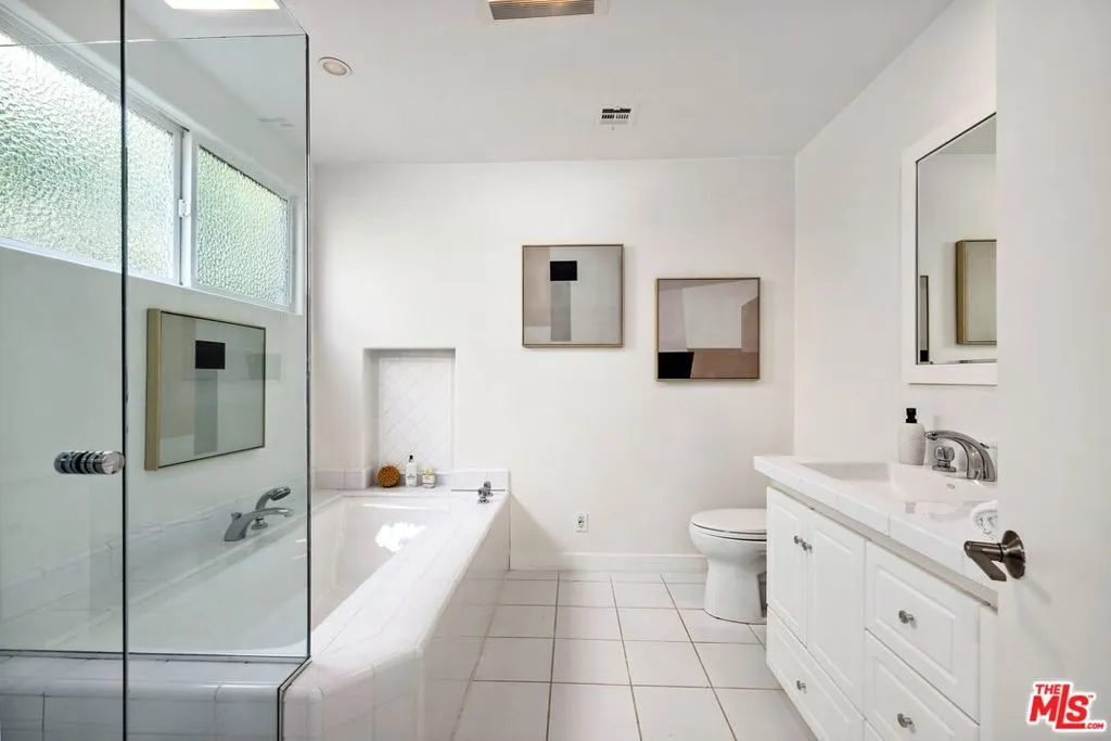 Los Angeles, California 90049, United States, 5 Bedrooms Bedrooms, ,6 BathroomsBathrooms,Residential,Pending,39052