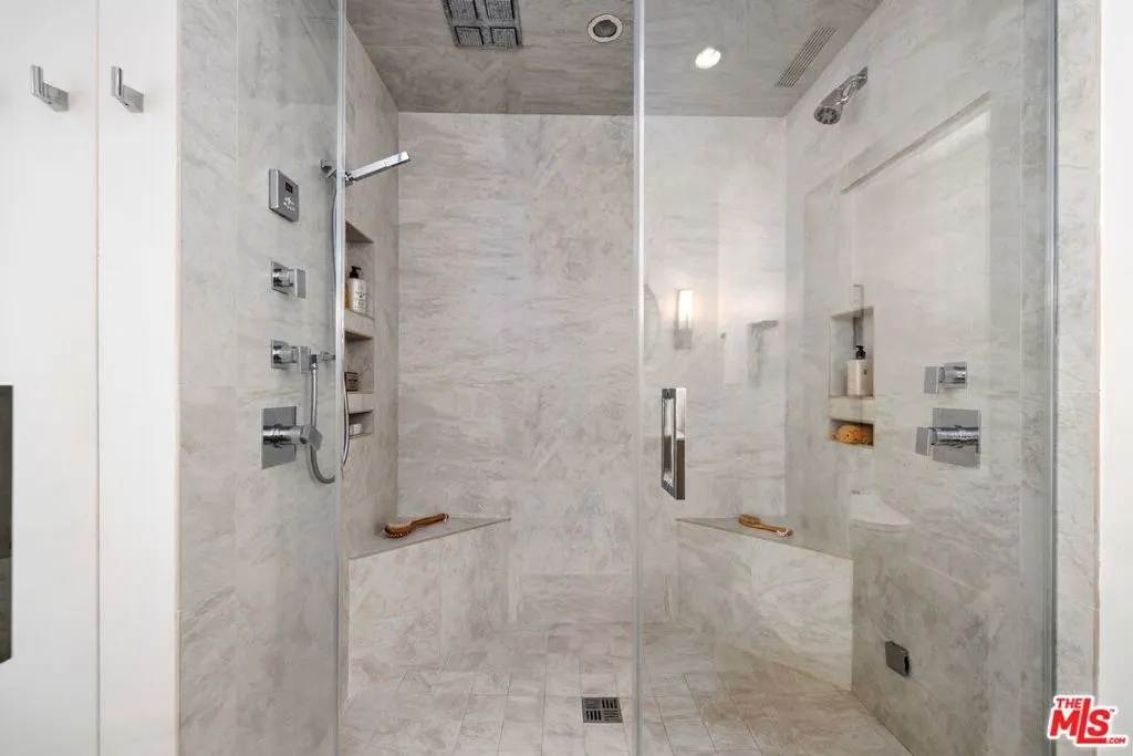 Los Angeles, California 90049, United States, 5 Bedrooms Bedrooms, ,6 BathroomsBathrooms,Residential,Pending,39052