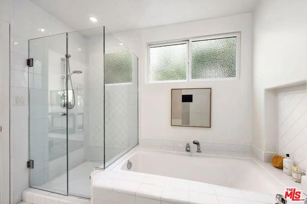 Los Angeles, California 90049, United States, 5 Bedrooms Bedrooms, ,6 BathroomsBathrooms,Residential,Pending,39052