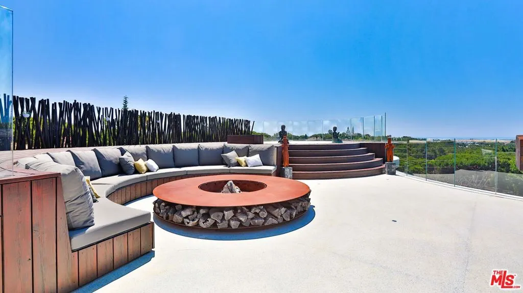 United States, 6 Bedrooms Bedrooms, ,8 BathroomsBathrooms,Residential,Active,61802