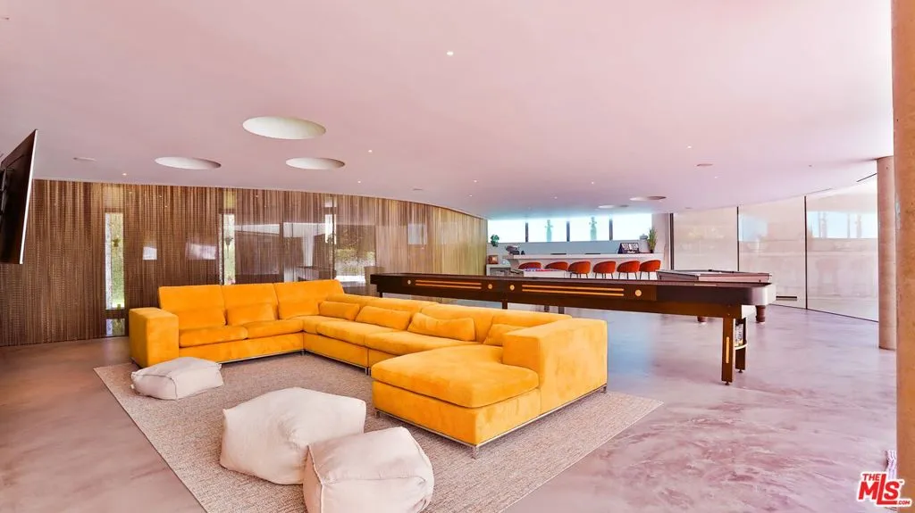 United States, 6 Bedrooms Bedrooms, ,8 BathroomsBathrooms,Residential,Active,61802