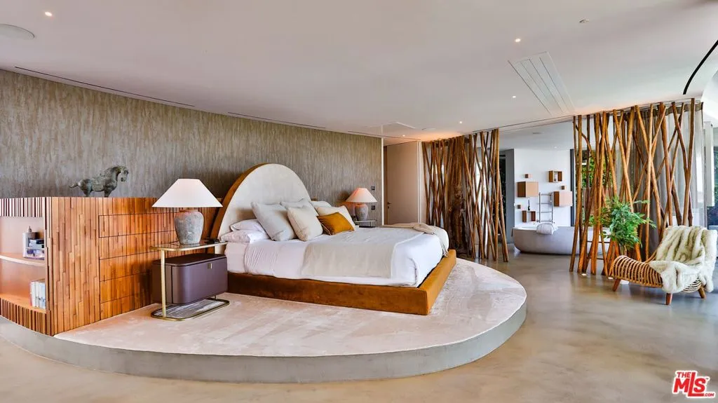 United States, 6 Bedrooms Bedrooms, ,8 BathroomsBathrooms,Residential,Active,61802