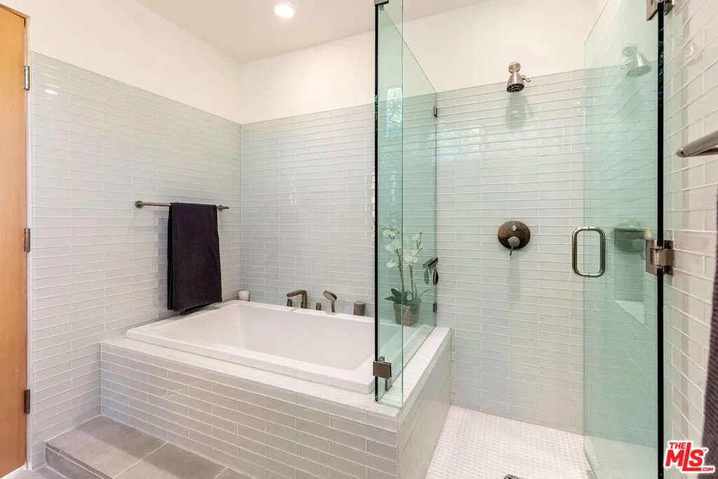 Los Angeles, California 90049, United States, 3 Bedrooms Bedrooms, ,3 BathroomsBathrooms,Residential,Active,3354