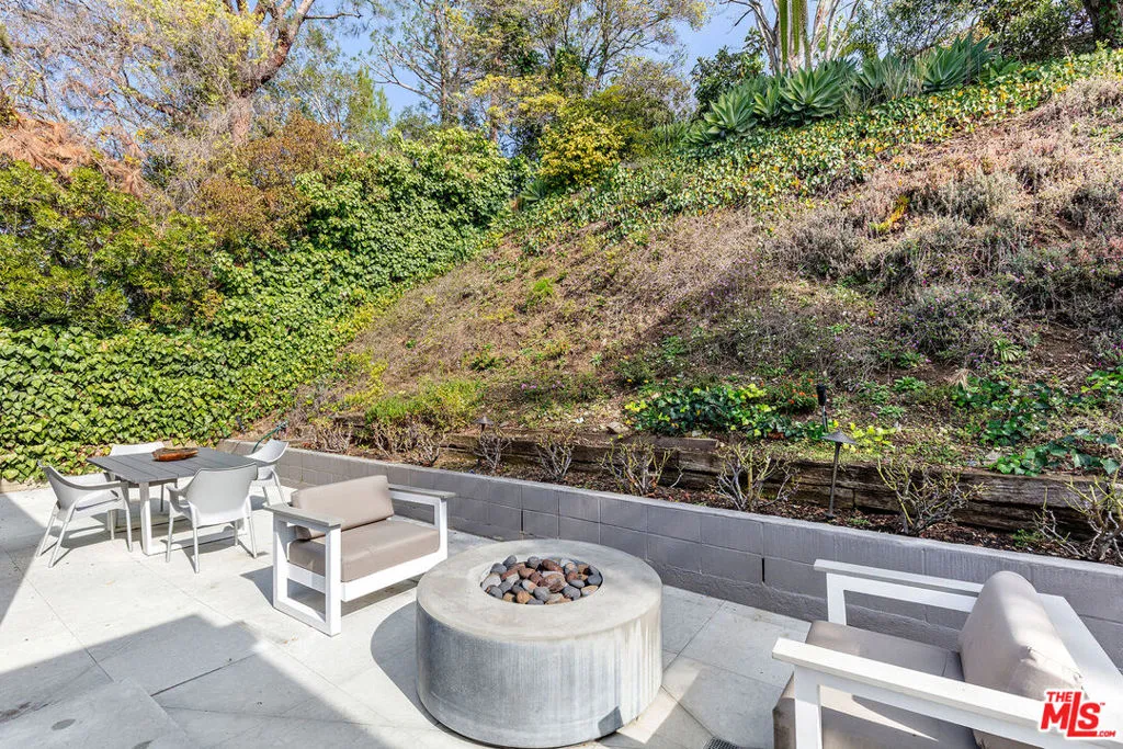 Los Angeles, California 90049, United States, 3 Bedrooms Bedrooms, ,3 BathroomsBathrooms,Residential,Active,3354