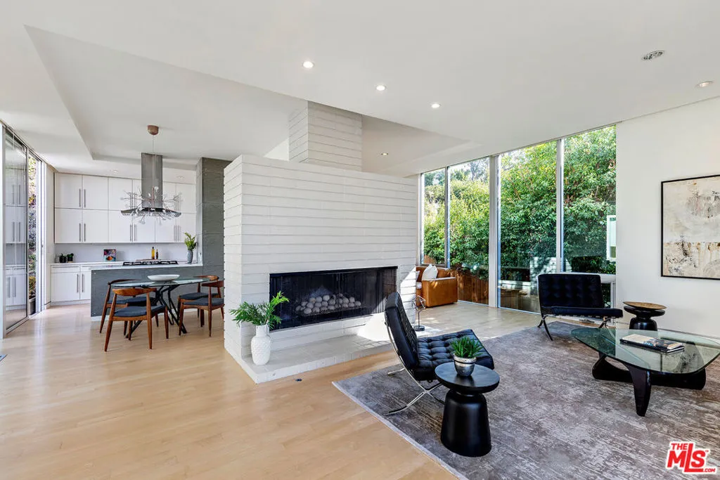 Los Angeles, California 90049, United States, 3 Bedrooms Bedrooms, ,3 BathroomsBathrooms,Residential,Active,3354