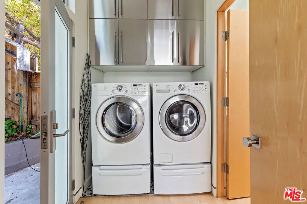 Los Angeles, California 90049, United States, 3 Bedrooms Bedrooms, ,3 BathroomsBathrooms,Residential,Active,3354