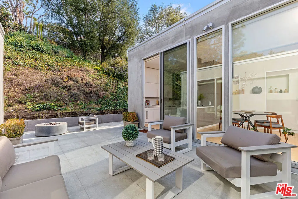 Los Angeles, California 90049, United States, 3 Bedrooms Bedrooms, ,3 BathroomsBathrooms,Residential,Active,3354