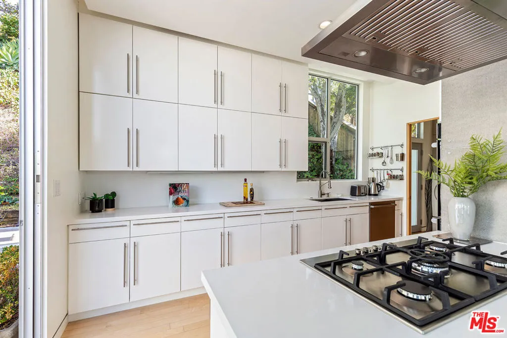 Los Angeles, California 90049, United States, 3 Bedrooms Bedrooms, ,3 BathroomsBathrooms,Residential,Active,3354