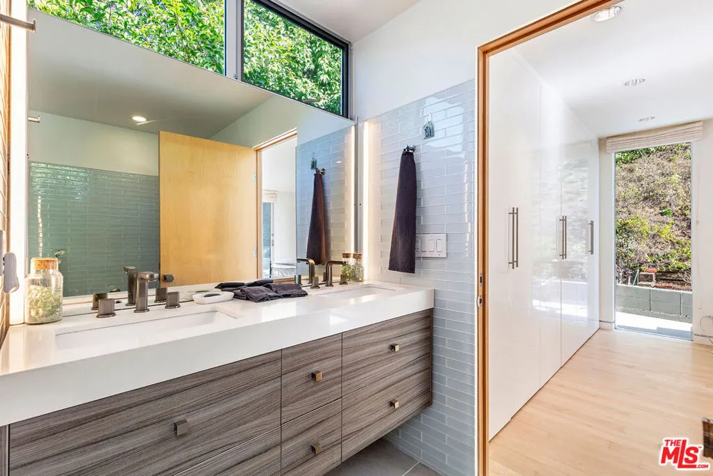 Los Angeles, California 90049, United States, 3 Bedrooms Bedrooms, ,3 BathroomsBathrooms,Residential,Active,3354