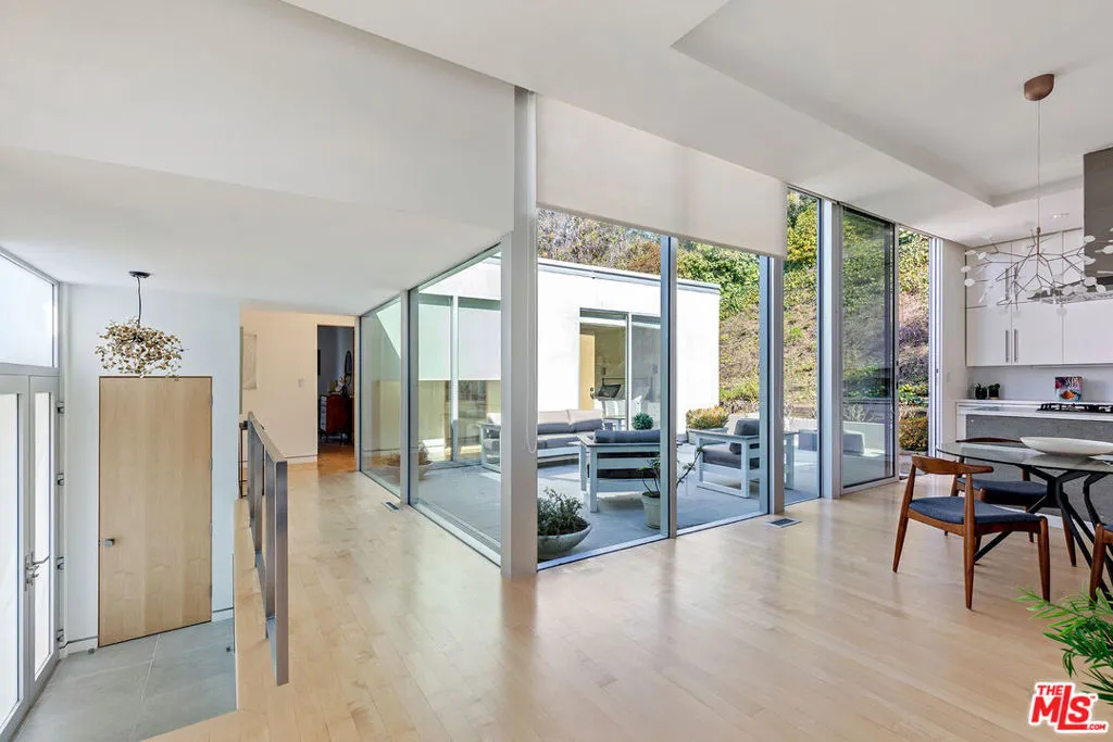 Los Angeles, California 90049, United States, 3 Bedrooms Bedrooms, ,3 BathroomsBathrooms,Residential,Active,3354