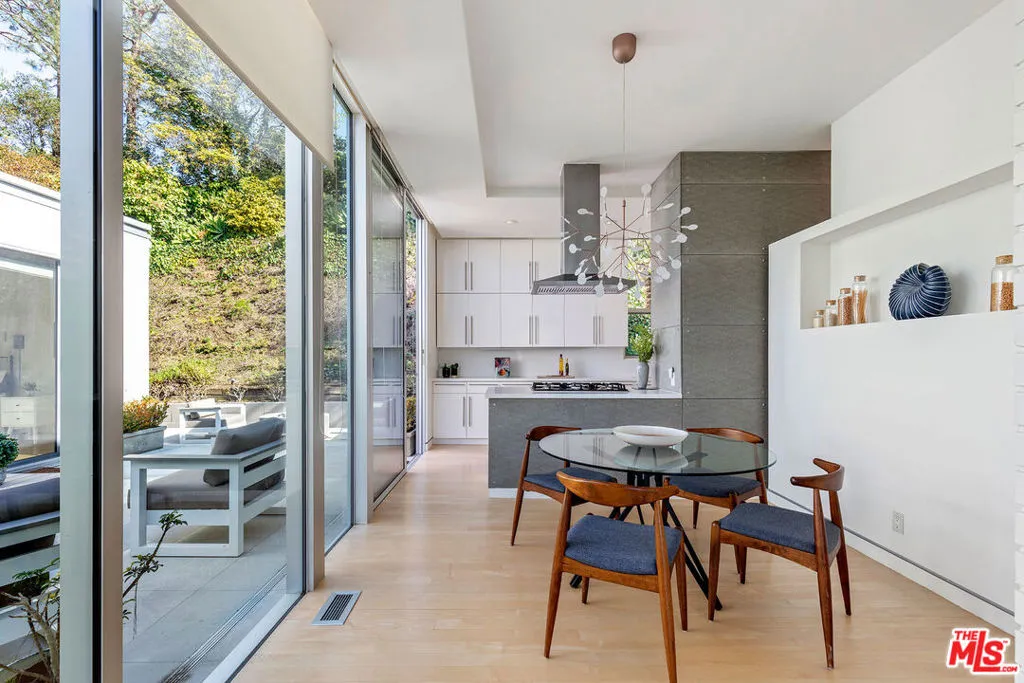 Los Angeles, California 90049, United States, 3 Bedrooms Bedrooms, ,3 BathroomsBathrooms,Residential,Active,3354