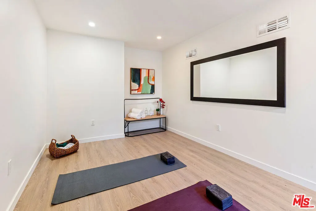 Los Angeles, California 90049, United States, 3 Bedrooms Bedrooms, ,3 BathroomsBathrooms,Residential,Active,3354