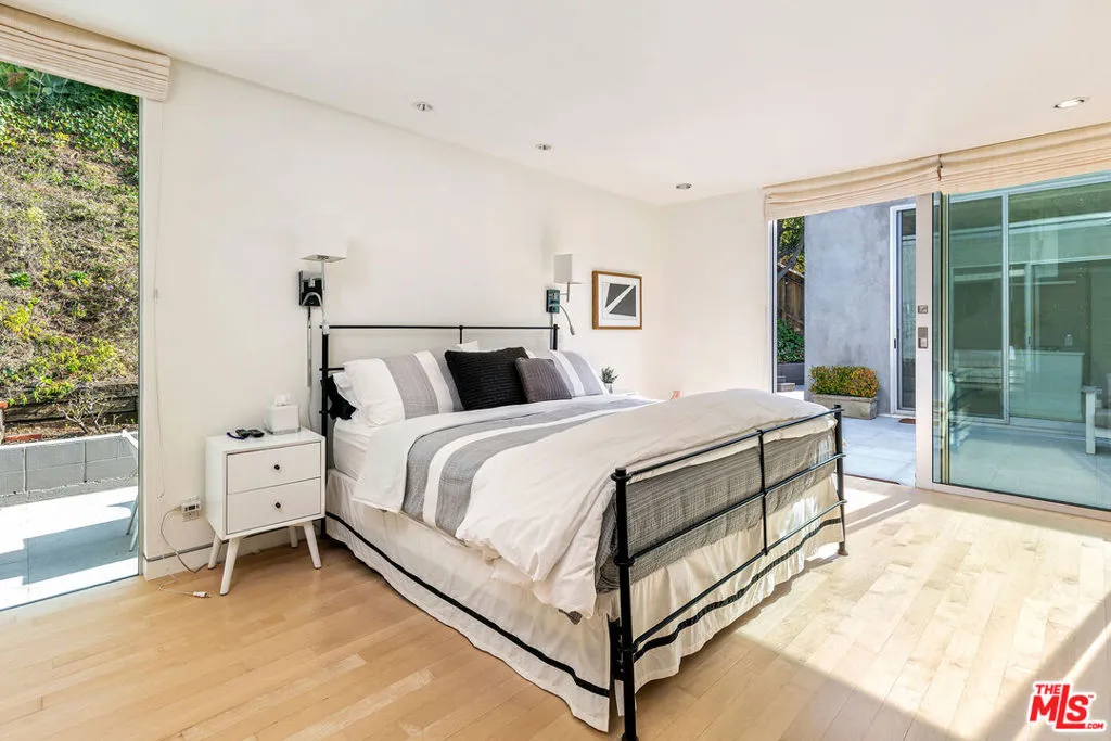 Los Angeles, California 90049, United States, 3 Bedrooms Bedrooms, ,3 BathroomsBathrooms,Residential,Active,3354