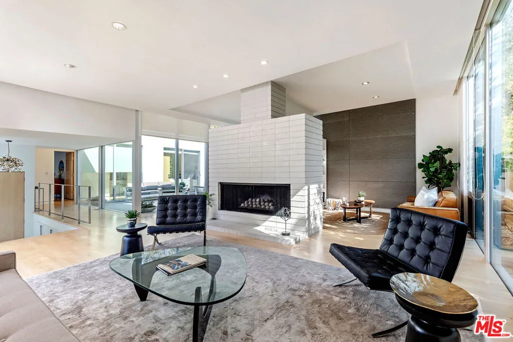 Los Angeles, California 90049, United States, 3 Bedrooms Bedrooms, ,3 BathroomsBathrooms,Residential,Active,3354 Los Angeles, California 90049, United States, 3 Bedrooms Bedrooms, ,3 BathroomsBathrooms,Residential,Active,3354