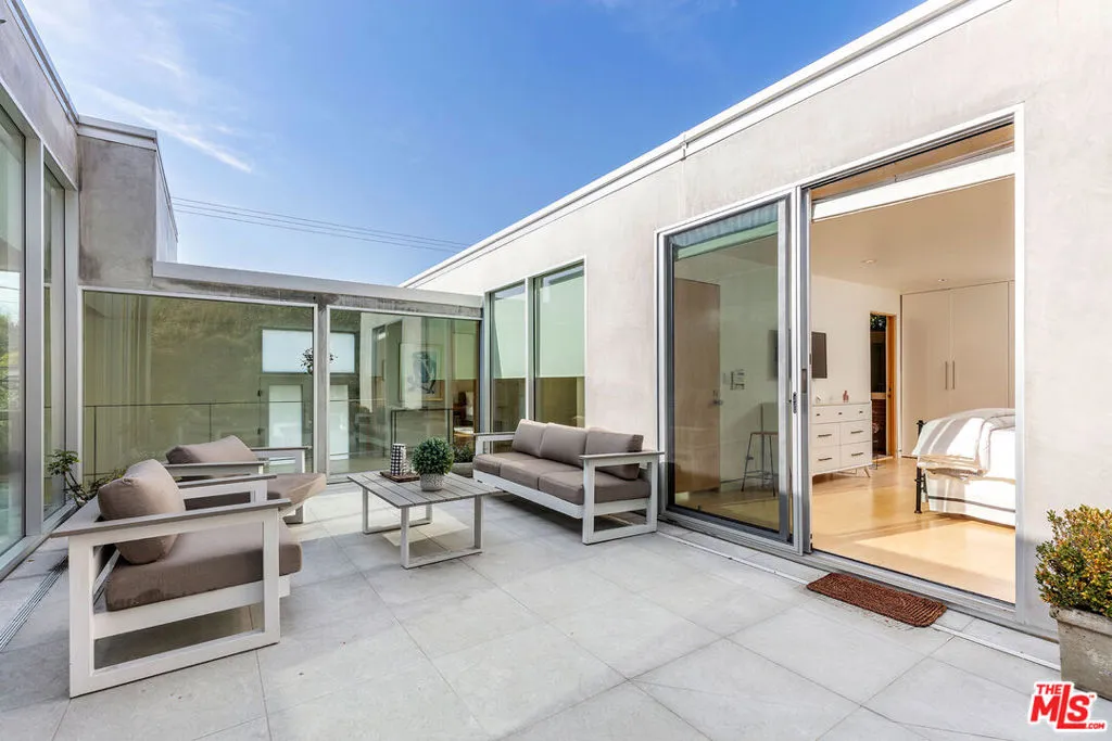 Los Angeles, California 90049, United States, 3 Bedrooms Bedrooms, ,3 BathroomsBathrooms,Residential,Active,3354