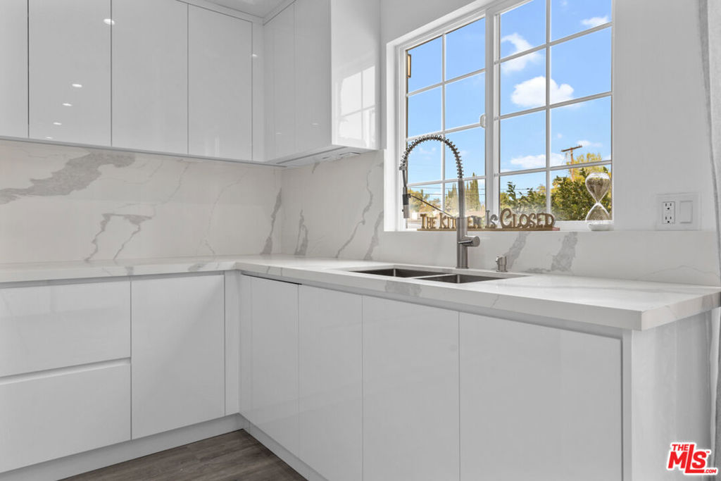Properties 4 16731 PARTHENIA Street 5