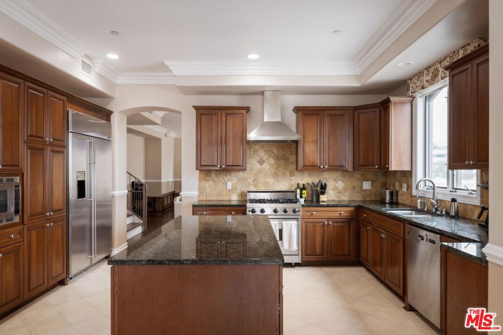 Properties 3 132 S Crescent Drive 403