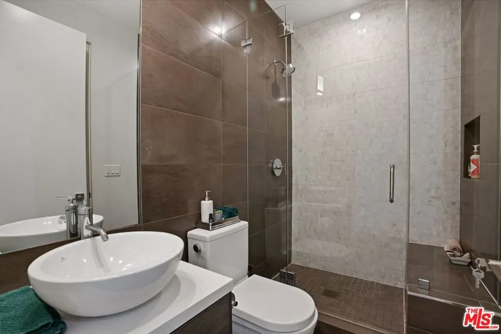 Venice, California 90291, United States, 5 Bedrooms Bedrooms, ,5 BathroomsBathrooms,Residential,Active,8735