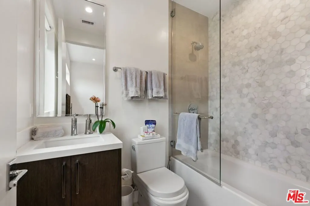 Venice, California 90291, United States, 5 Bedrooms Bedrooms, ,5 BathroomsBathrooms,Residential,Active,8735