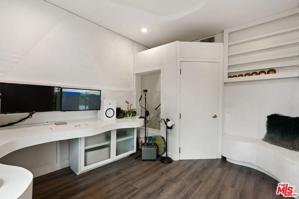 Venice, California 90291, United States, 5 Bedrooms Bedrooms, ,5 BathroomsBathrooms,Residential,Active,8735