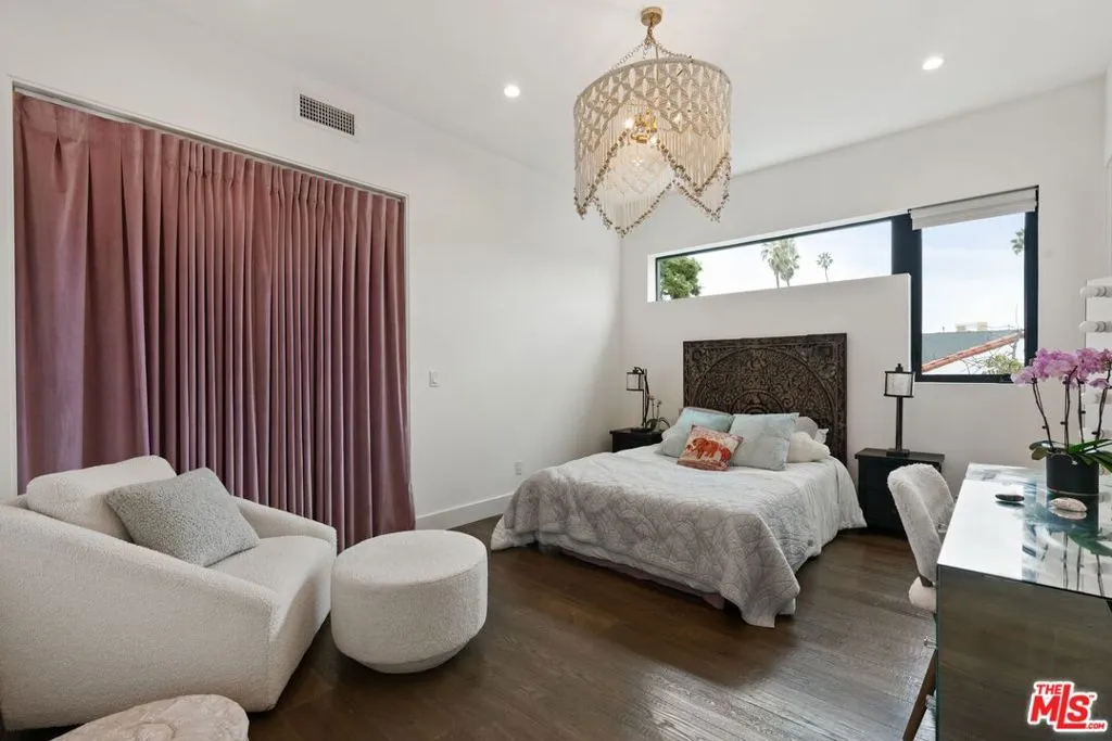 Venice, California 90291, United States, 5 Bedrooms Bedrooms, ,5 BathroomsBathrooms,Residential,Active,8735