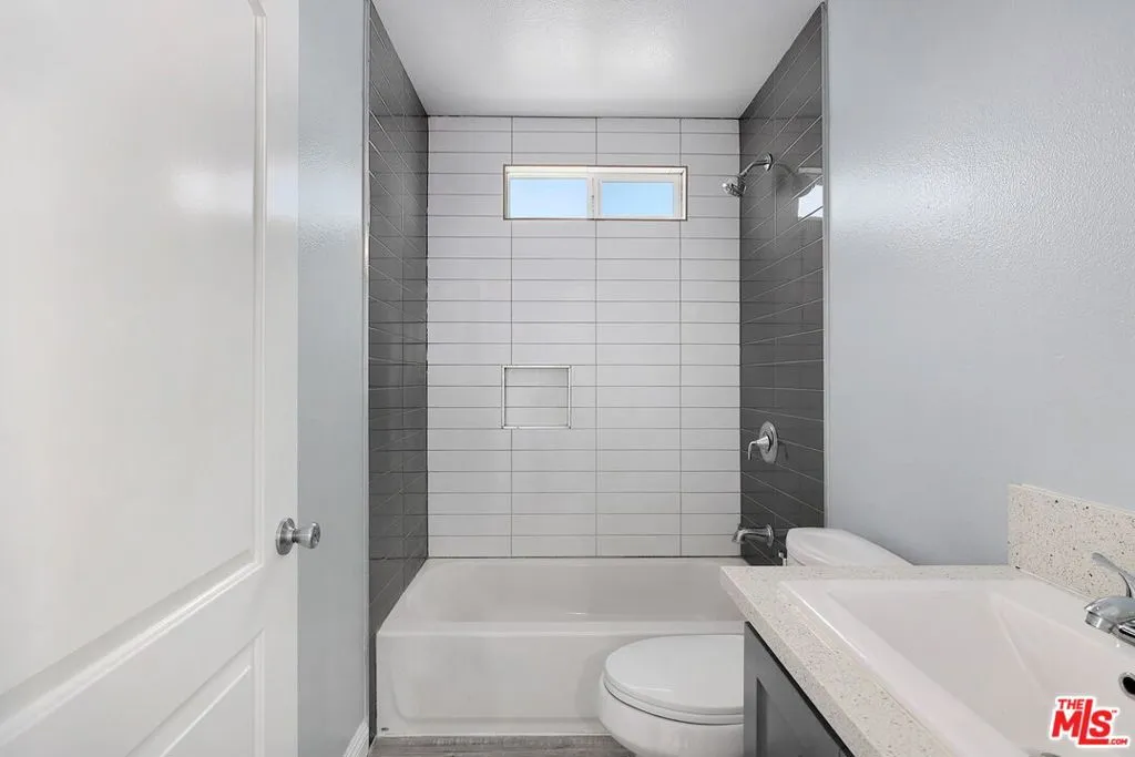 Los Angeles, California 90011, United States, 10 Bedrooms Bedrooms, ,6 BathroomsBathrooms,Residential,Active,93515