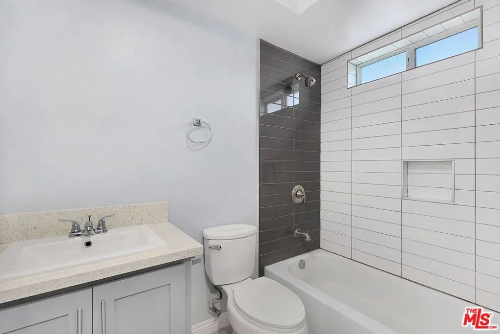 Los Angeles, California 90011, United States, 10 Bedrooms Bedrooms, ,6 BathroomsBathrooms,Residential,Active,93515