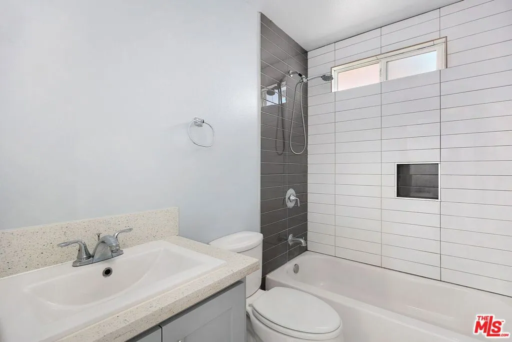 Los Angeles, California 90011, United States, 10 Bedrooms Bedrooms, ,6 BathroomsBathrooms,Residential,Active,93515