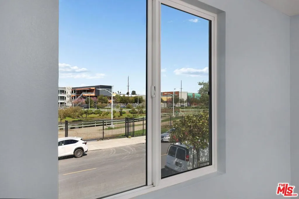 Los Angeles, California 90011, United States, 10 Bedrooms Bedrooms, ,6 BathroomsBathrooms,Residential,Active,93515