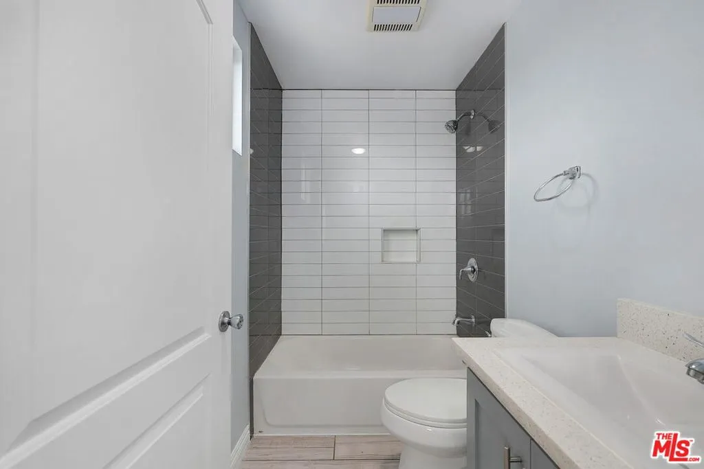 Los Angeles, California 90011, United States, 10 Bedrooms Bedrooms, ,6 BathroomsBathrooms,Residential,Active,93515