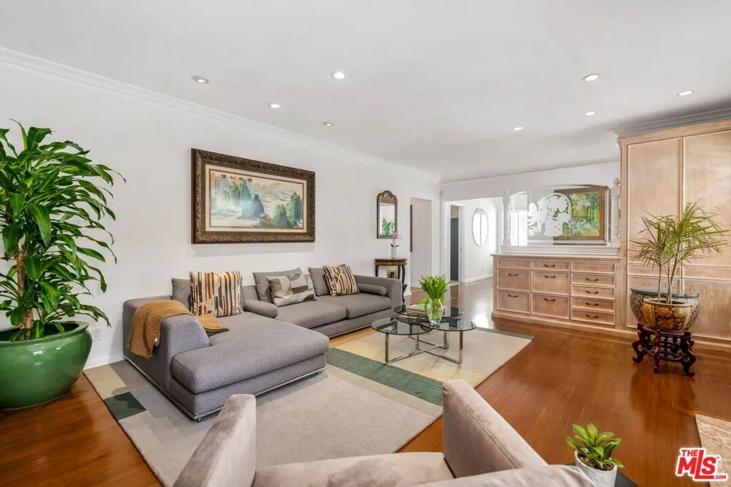 Los Angeles, California 90024, United States, 5 Bedrooms Bedrooms, ,3 BathroomsBathrooms,Residential,Pending,103104