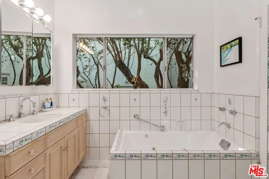 Los Angeles, California 90024, United States, 5 Bedrooms Bedrooms, ,3 BathroomsBathrooms,Residential,Pending,103104