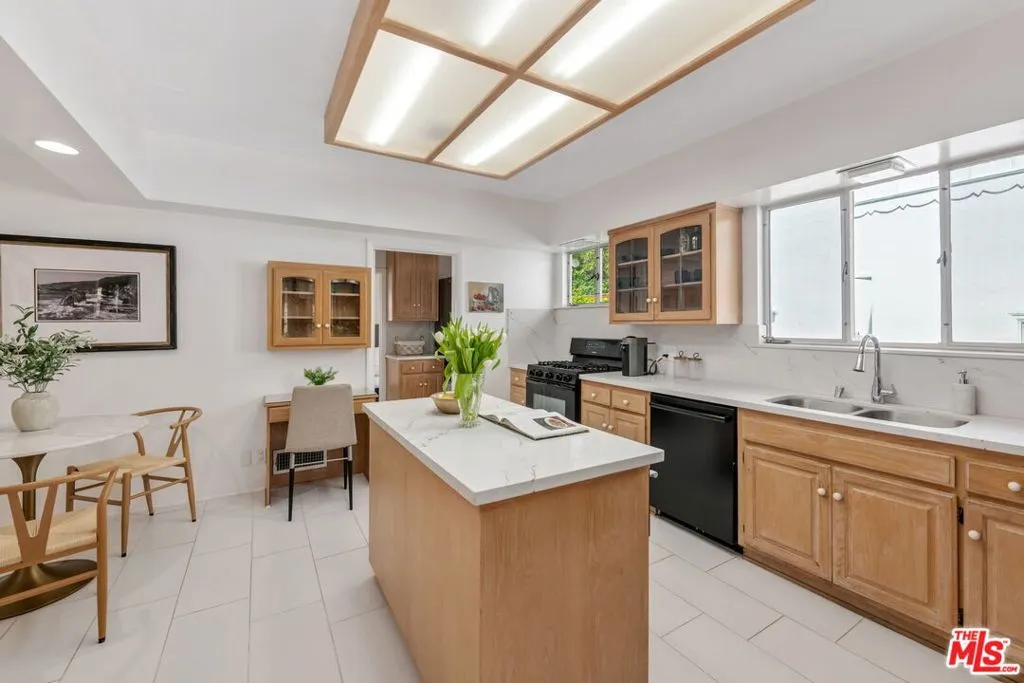 Los Angeles, California 90024, United States, 5 Bedrooms Bedrooms, ,3 BathroomsBathrooms,Residential,Pending,103104