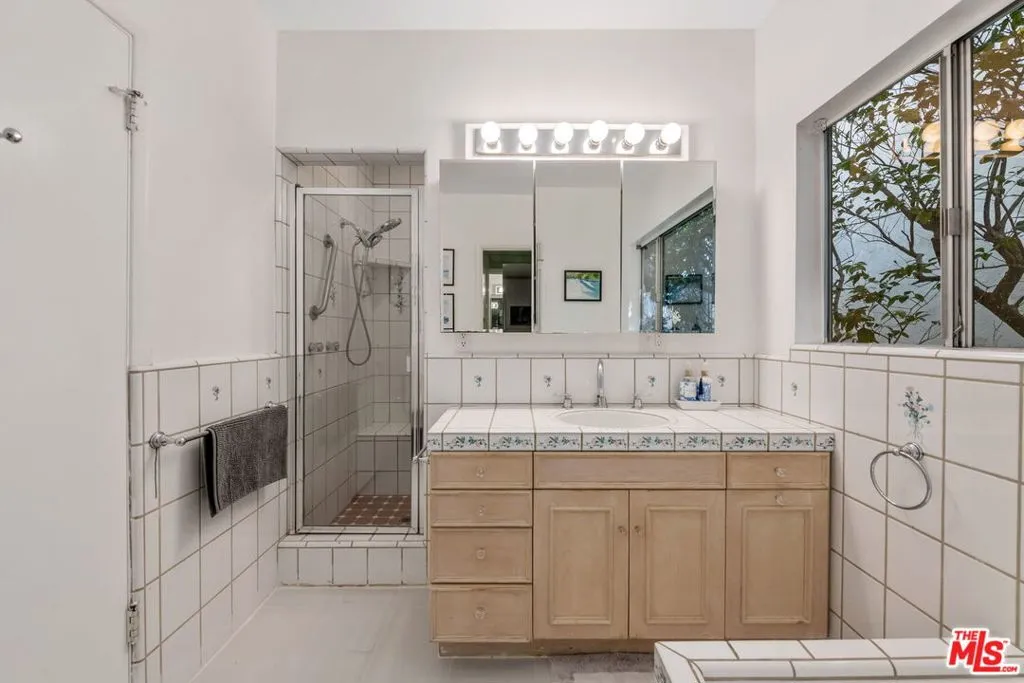 Los Angeles, California 90024, United States, 5 Bedrooms Bedrooms, ,3 BathroomsBathrooms,Residential,Pending,103104