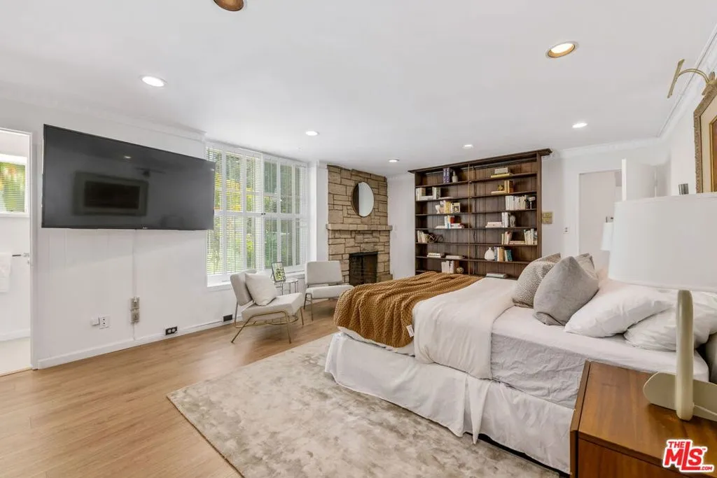 Los Angeles, California 90024, United States, 5 Bedrooms Bedrooms, ,3 BathroomsBathrooms,Residential,Pending,103104