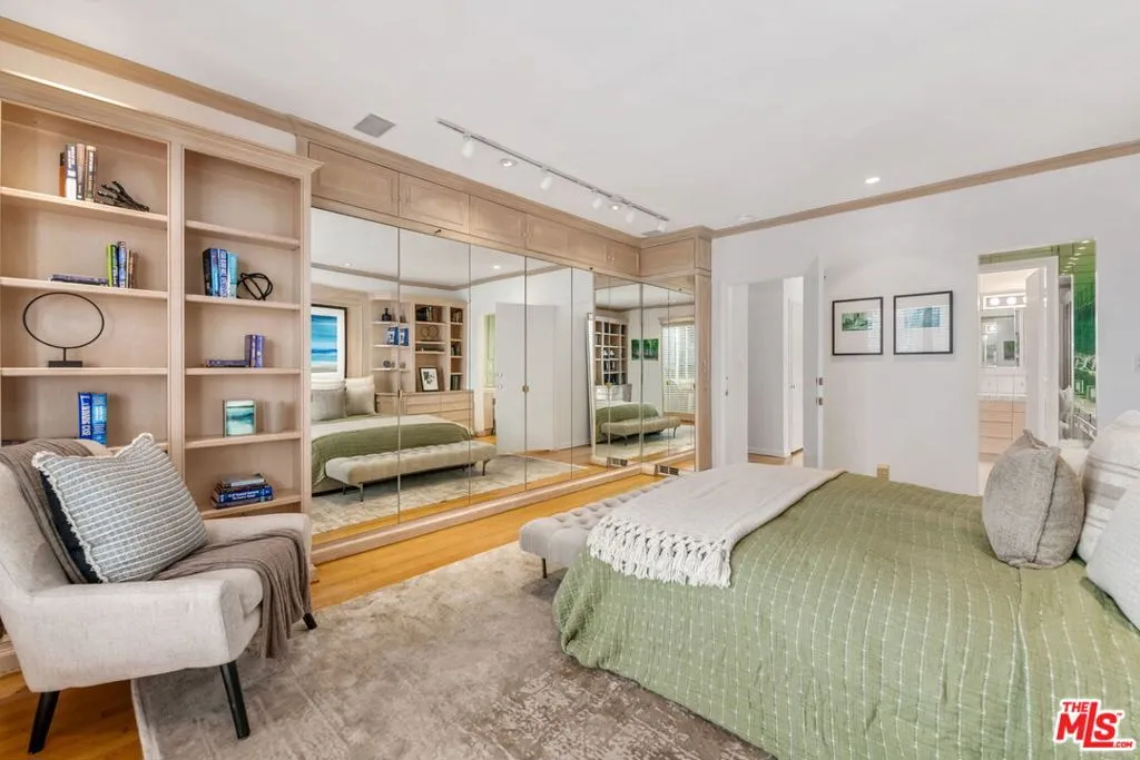 Los Angeles, California 90024, United States, 5 Bedrooms Bedrooms, ,3 BathroomsBathrooms,Residential,Pending,103104