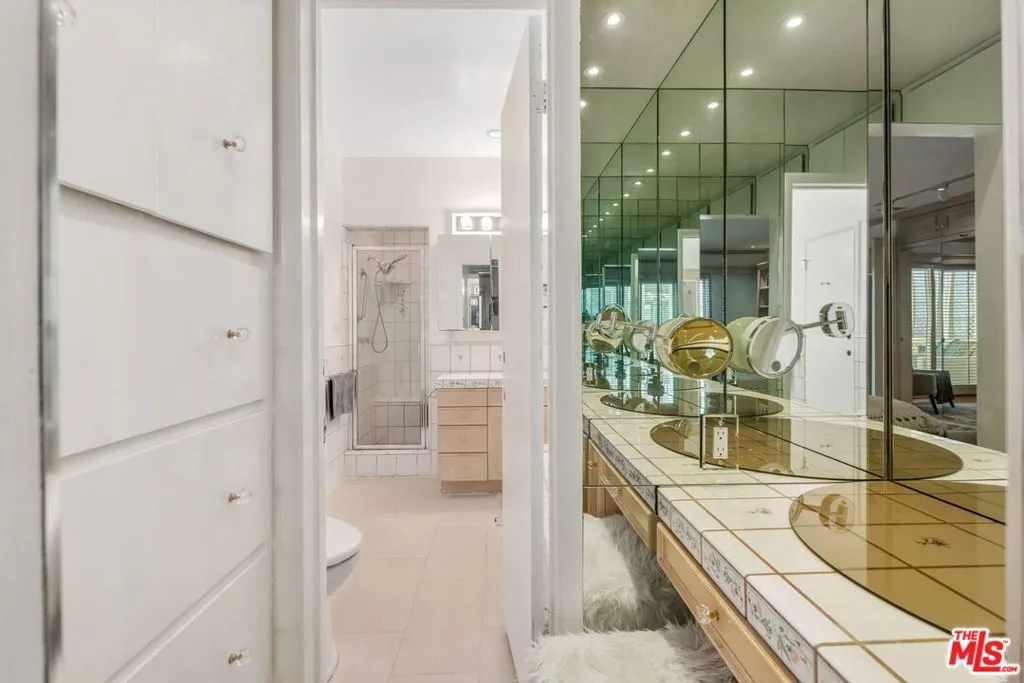 Los Angeles, California 90024, United States, 5 Bedrooms Bedrooms, ,3 BathroomsBathrooms,Residential,Pending,103104