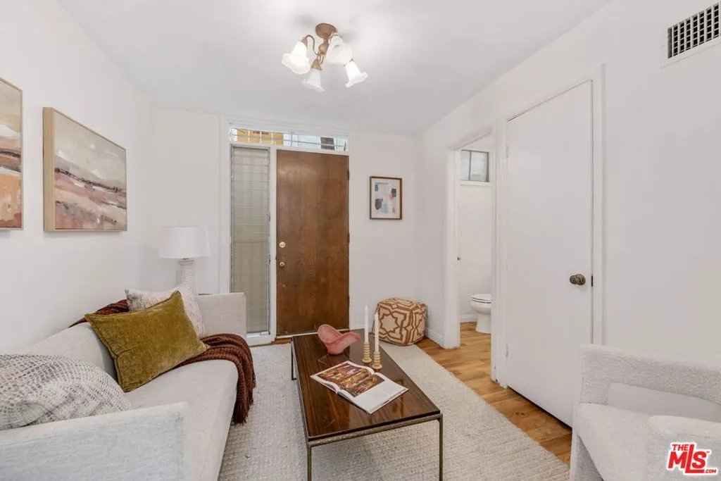 Los Angeles, California 90024, United States, 5 Bedrooms Bedrooms, ,3 BathroomsBathrooms,Residential,Pending,103104